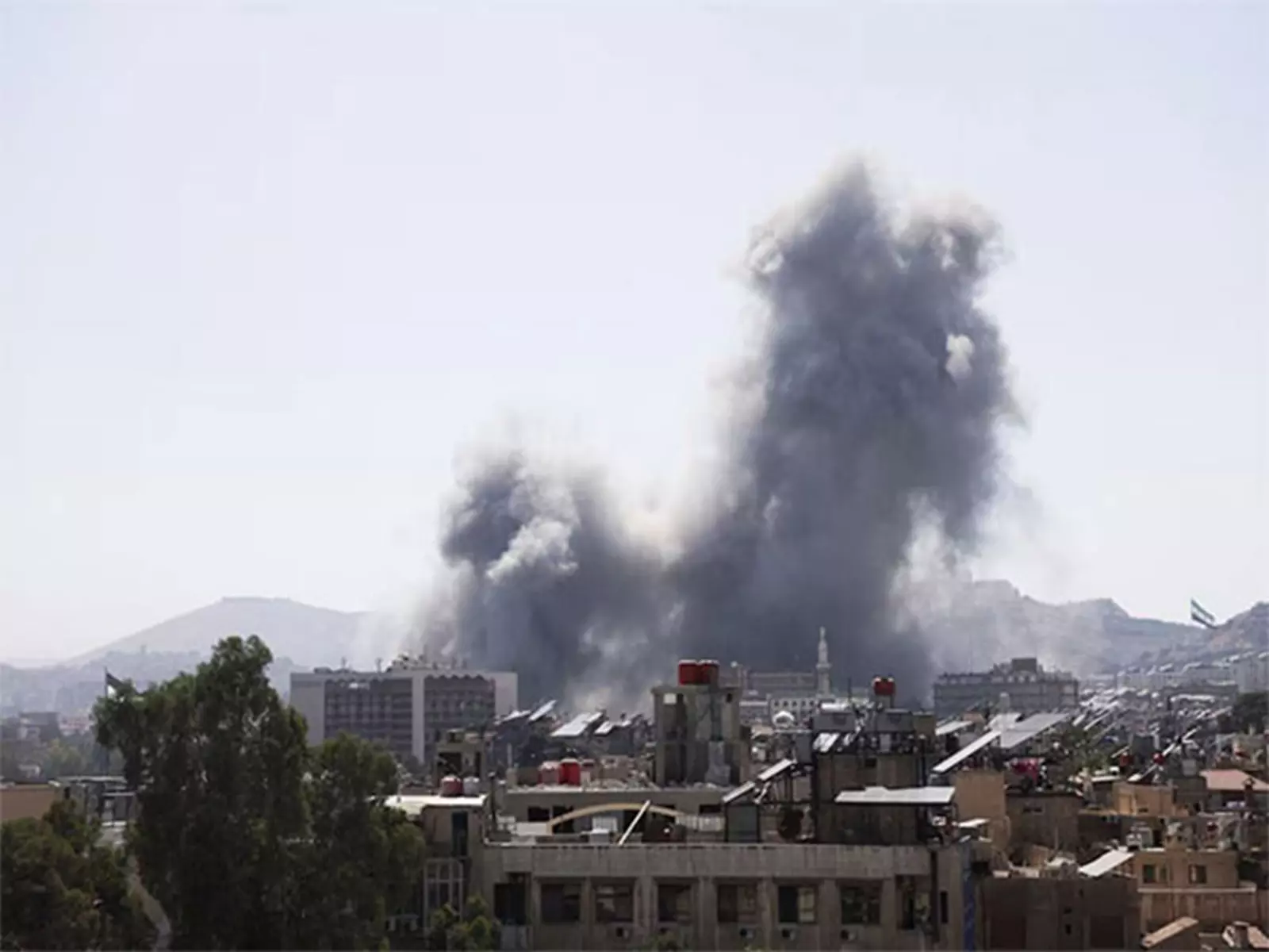 Aleppo में झड़पों में कम से कम 15 लोग मारे गए; भारी गोलाबारी के बीच हजारों लोग पलायन कर गए Aleppo में झड़पों में कम से कम 15 लोग मारे गए; भारी गोलाबारी के बीच हजारों लोग पलायन कर गए
