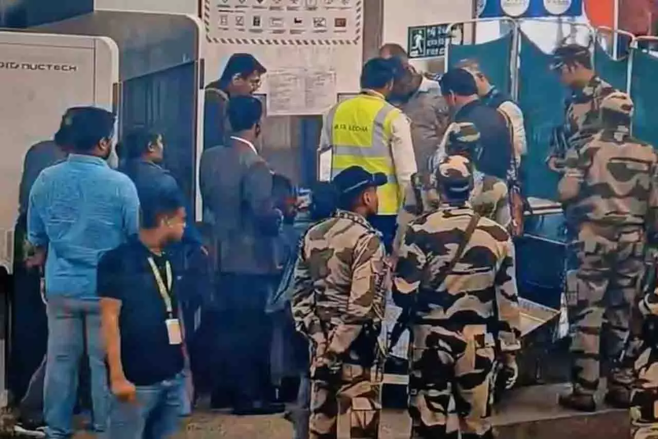 भुवनेश्वर एयरपोर्ट पर CISF जवानों ने समय पर CPR देकर एक आदमी की जान बचाई भुवनेश्वर एयरपोर्ट पर CISF जवानों ने समय पर CPR देकर एक आदमी की जान बचाई