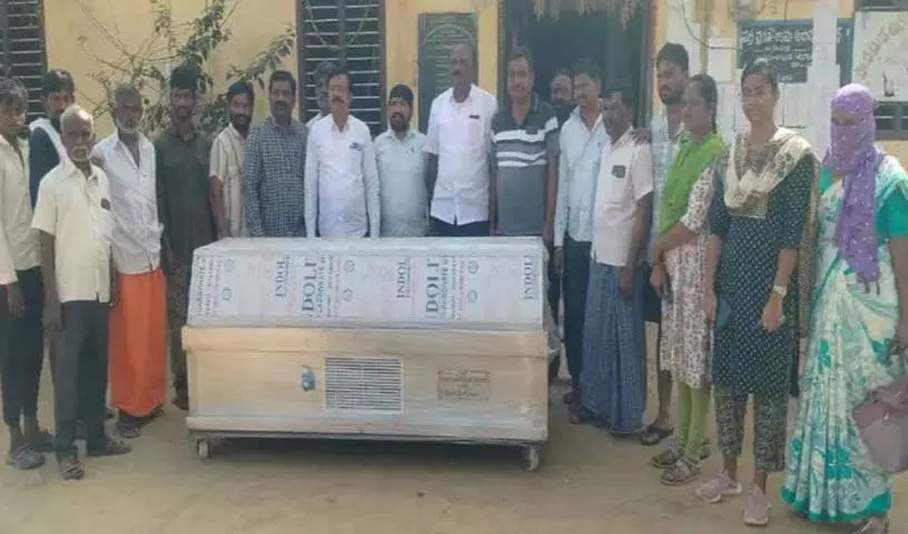 Kunchala श्रीनिवास रेड्डी ने अन्नाराम ग्राम पंचायत को बॉडी फ्रीजर बॉक्स दान किया Kunchala श्रीनिवास रेड्डी ने अन्नाराम ग्राम पंचायत को बॉडी फ्रीजर बॉक्स दान किया