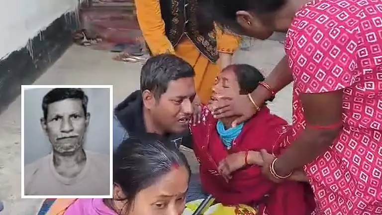 वे मेरे पिता को ले गए: SIR सुनवाई के दौरान बुज़ुर्ग व्यक्ति की मौत, परिवार रो रहा वे मेरे पिता को ले गए: SIR सुनवाई के दौरान बुज़ुर्ग व्यक्ति की मौत, परिवार रो रहा