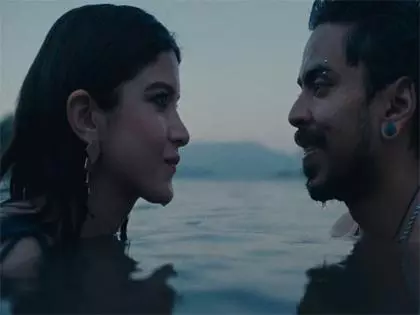 Aadarsh गौरव, शनाया कपूर की तू या मैं का टीज़र देखें Aadarsh गौरव, शनाया कपूर की तू या मैं का टीज़र देखें