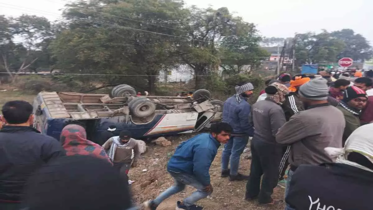 डबरा में बड़ा सड़क हादसा: ग्वालियर-शुक्लहारी बस में पलटी, 20 यात्री घायल, 11 गंभीर डबरा में बड़ा सड़क हादसा: ग्वालियर-शुक्लहारी बस में पलटी, 20 यात्री घायल, 11 गंभीर