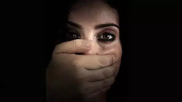 डायल 112 के चालक समेत दोस्तों पर गैंगरेप का आरोप, पुलिस महकमे में मचा हड़कंप डायल 112 के चालक समेत दोस्तों पर गैंगरेप का आरोप, पुलिस महकमे में मचा हड़कंप