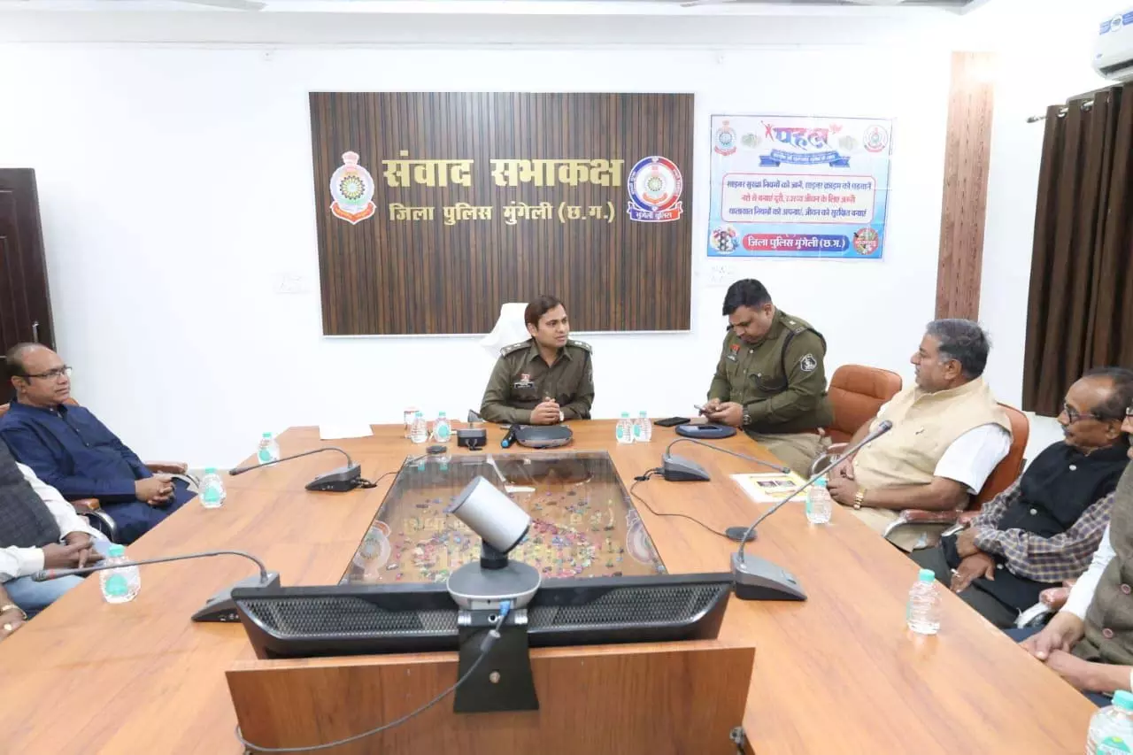 मुंगेली में ‘पहल’ अभियान के तहत व्यापारियों से पुलिस का संवाद मुंगेली में ‘पहल’ अभियान के तहत व्यापारियों से पुलिस का संवाद