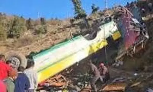 Himachal Pradesh: खाई में गिरी बस,14 की मौत,52 घायल Himachal Pradesh: खाई में गिरी बस,14 की मौत,52 घायल