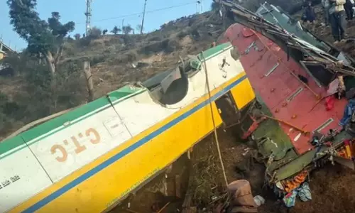 बस हादसे में मृतकों की संख्या 14 हुईं, दो दर्जन से अधिक घायल