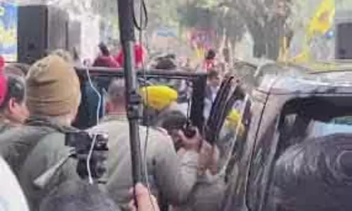 BJP-AAP row: मंसी हाउस में झड़प और मेयर की टिप्पणी पर विरोध प्रदर्शन BJP-AAP row: मंसी हाउस में झड़प और मेयर की टिप्पणी पर विरोध प्रदर्शन