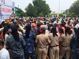 Ludhiana: ठंड के बावजूद, बच्चे अपने परिवार के साथ खड़े हुए