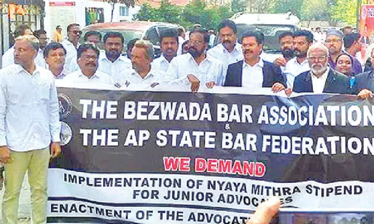 Andhra: बार एसोसिएशनों ने अदालतों का बहिष्कार किया