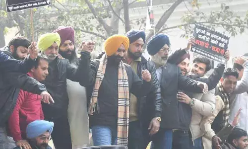 Delhi BJP ने आतिशी के गुरु तेग बहादुर अपमान पर आप मुख्यालय के पास विरोध प्रदर्शन किया Delhi BJP ने आतिशी के गुरु तेग बहादुर अपमान पर आप मुख्यालय के पास विरोध प्रदर्शन किया
