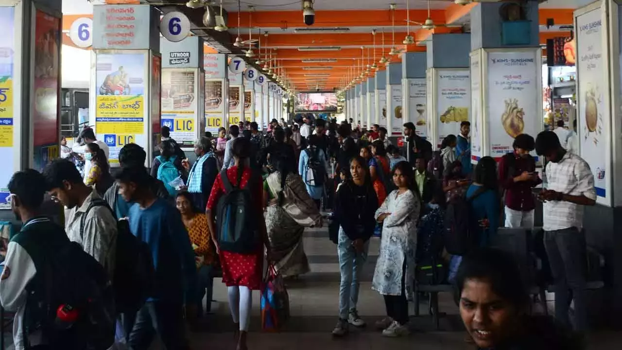 Sankranti की भीड़ के बीच प्राइवेट बस ऑपरेटर यात्रियों से मनमाना किराया वसूल रहे