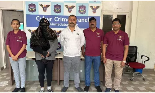 अखबार के संपादक को पुलिस ने किया गिरफ्तार, हनीट्रैप में फंसाकर फिरौती मांगने का सनसनीखेज आरोप अखबार के संपादक को पुलिस ने किया गिरफ्तार, हनीट्रैप में फंसाकर फिरौती मांगने का सनसनीखेज आरोप