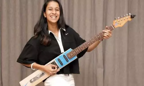 सुनील गावस्कर ने जेमिमा रोड्रिग्स को भेंट किया बल्ले के आकार का गिटार सुनील गावस्कर ने जेमिमा रोड्रिग्स को भेंट किया बल्ले के आकार का गिटार