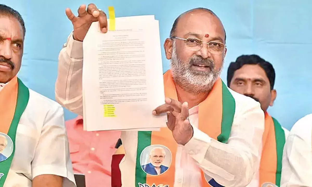 Telangana: बंडी संजय ने बीआरएस और कांग्रेस पर तेलंगाना को धोखा देने का आरोप लगाया Telangana: बंडी संजय ने बीआरएस और कांग्रेस पर तेलंगाना को धोखा देने का आरोप लगाया