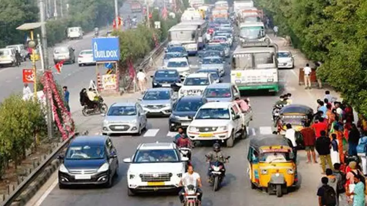 Hyderaba से लोग अपने गृहनगर लौटने लगे हैं, जिससे संक्रांति का उत्साह शुरू हो गया है Hyderaba से लोग अपने गृहनगर लौटने लगे हैं, जिससे संक्रांति का उत्साह शुरू हो गया है
