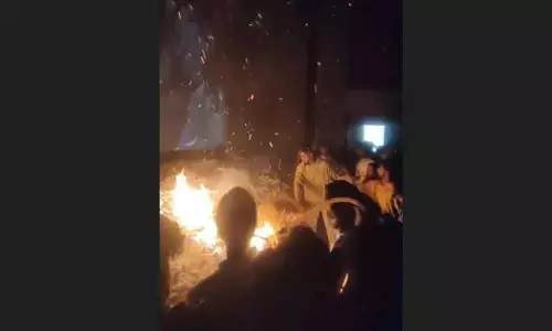 Odisha के रायगढ़ा में प्रभास की ‘आरती’ के दौरान सिनेमा हॉल में आग लग गई Odisha के रायगढ़ा में प्रभास की ‘आरती’ के दौरान सिनेमा हॉल में आग लग गई