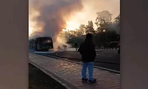Bhubaneswar में अमा बस में आग लग गई; यात्री बाल-बाल बचे Bhubaneswar में अमा बस में आग लग गई; यात्री बाल-बाल बचे