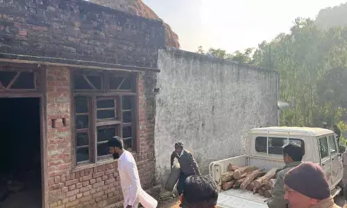 Yamunanagar के घर से खैर की लकड़ी जब्त Yamunanagar के घर से खैर की लकड़ी जब्त