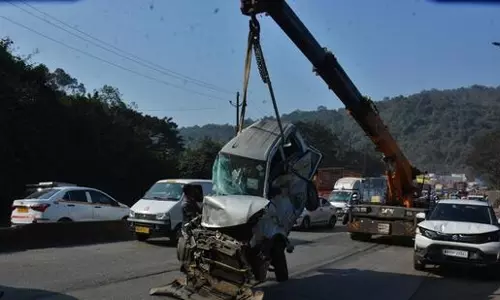 Ghordbandar Road पर कई गाड़ियों की टक्कर में चार लोग घायल, 14 गाड़ियां डैमेज हुईं