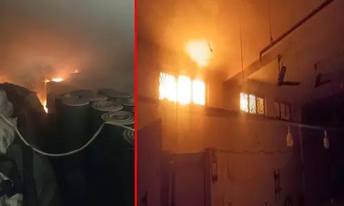कपड़ा फैक्ट्री में भीषण आग, फायर ब्रिगेड ने कड़ी मशक्कत के बाद पाया काबू कपड़ा फैक्ट्री में भीषण आग, फायर ब्रिगेड ने कड़ी मशक्कत के बाद पाया काबू