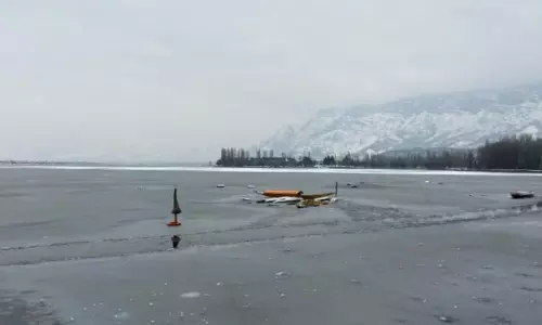 Kashmir घाटी में भीषण सर्दी, डल झील के कुछ हिस्सों पर जमी बर्फ Kashmir घाटी में भीषण सर्दी, डल झील के कुछ हिस्सों पर जमी बर्फ