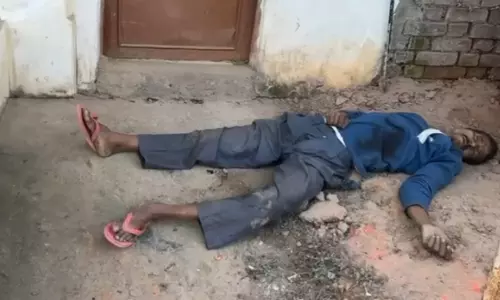 दरवाजे के सामने लाश मिली, हत्या की आशंका