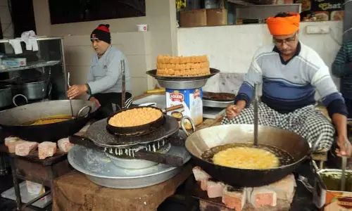Punjab: लोहड़ी से पहले सर्दियों में अमृतसरी खजूर का मज़ा लें