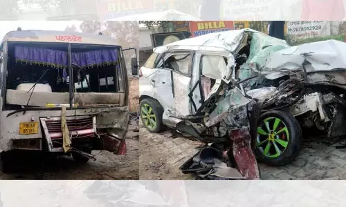 Punjab के होशियारपुर में कोहरे के कारण कार और बस की टक्कर में 4 की मौत Punjab के होशियारपुर में कोहरे के कारण कार और बस की टक्कर में 4 की मौत