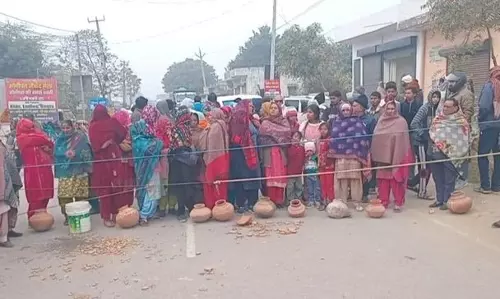 Haryana : सीवर की समस्या को लेकर प्रशासन को लोगों के गुस्से का सामना करना पड़ रहा Haryana : सीवर की समस्या को लेकर प्रशासन को लोगों के गुस्से का सामना करना पड़ रहा