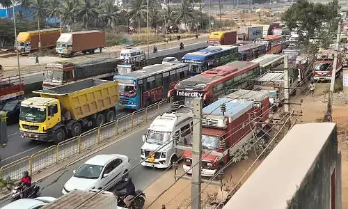 Anekal नेशनल हाईवे पर धीमी गति से चल रहा काम: वाहन चालकों को परेशानी