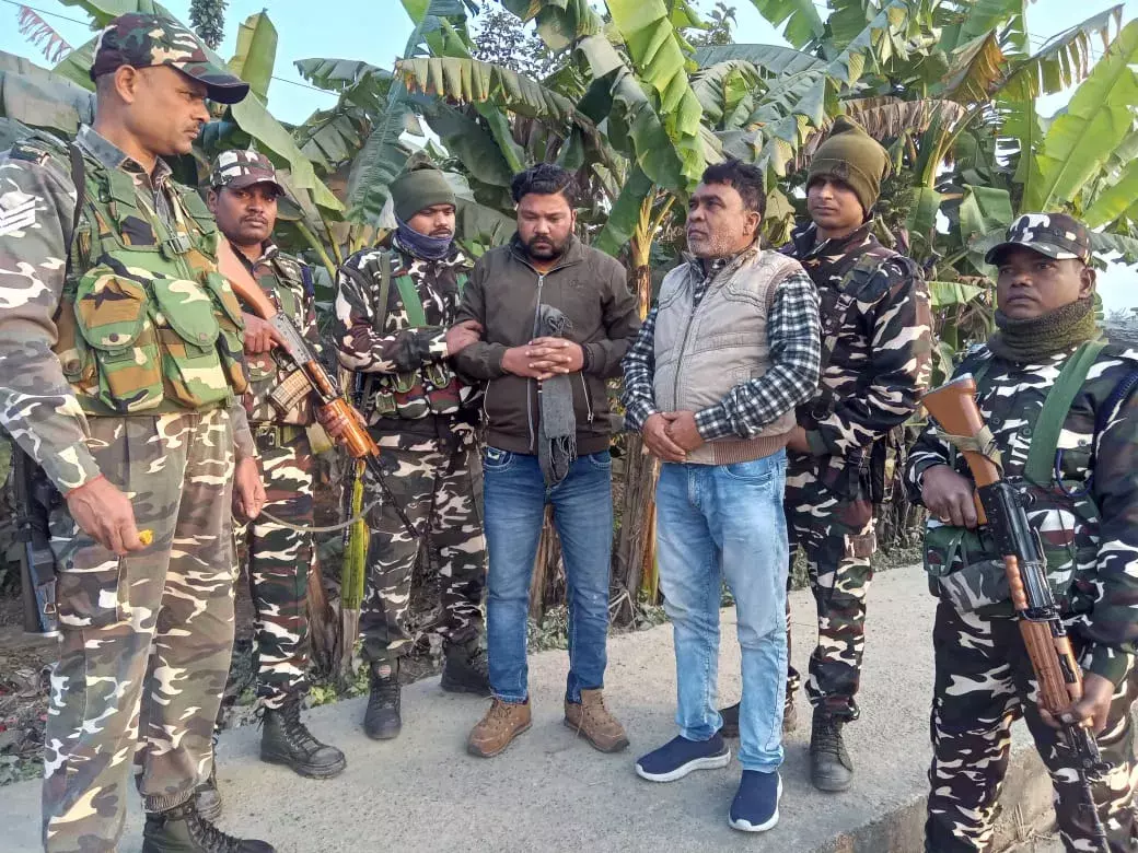 Araria: जैकेट में छिपा सोना पकड़े जाने पर दो तस्कर हिरासत में