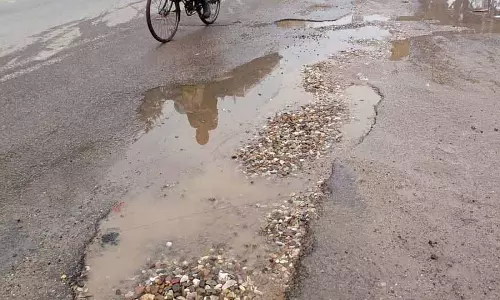 बार-बार पाइपलाइन लीक होने से Smart City प्रोजेक्ट पर सवाल उठ रहे हैं, आने-जाने वालों को खतरा