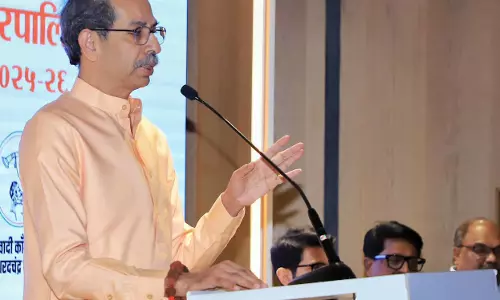 Uddhav Thackeray ने BJP पर निशाना साधा और महाराष्ट्र के CM फडणवीस की आलोचना की