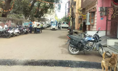 स्पीड ब्रेकर में गिर रहे होलीक्रॉस स्कूल के बाजू वाली रोड से गुजर रहे लोग स्पीड ब्रेकर में गिर रहे होलीक्रॉस स्कूल के बाजू वाली रोड से गुजर रहे लोग