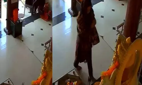 महिला ने गणेश मंदिर में चोरी की, फिर प्रणाम कर हो गई रफूचक्कर महिला ने गणेश मंदिर में चोरी की, फिर प्रणाम कर हो गई रफूचक्कर