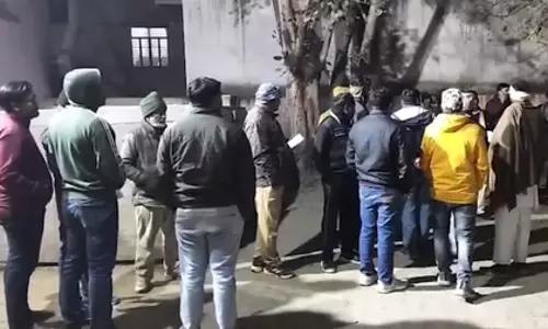 बेटी को बचाने आई मां की हत्या से Meerut में तनाव, विपक्ष ने लगाया सरकार पर आरोप बेटी को बचाने आई मां की हत्या से Meerut में तनाव, विपक्ष ने लगाया सरकार पर आरोप