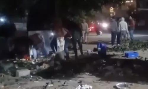 Jaipur: तेज रफ्तार लग्जरी कार ने पैदल चलने वालों को कुचला, एक की मौत Jaipur: तेज रफ्तार लग्जरी कार ने पैदल चलने वालों को कुचला, एक की मौत