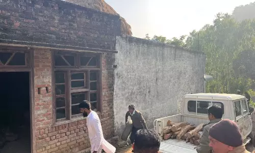 Yamunanagar के घर से खैर की लकड़ी जब्त Yamunanagar के घर से खैर की लकड़ी जब्त