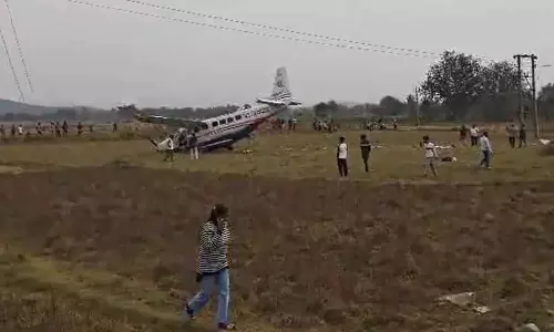 Rourkela में खेत में 9-सीटर प्लेन क्रैश हुआ; छह लोग घायल Rourkela में खेत में 9-सीटर प्लेन क्रैश हुआ; छह लोग घायल