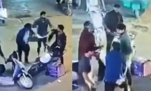 Bengaluru में रोड रेज, महादेवपुरा में डिलीवरी बॉय पर हेलमेट से हमला Bengaluru में रोड रेज, महादेवपुरा में डिलीवरी बॉय पर हेलमेट से हमला