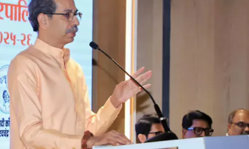 उद्धव ठाकरे ने BJP की आलोचना की, महाराष्ट्र के सीएम फड़नवीस की आलोचना की