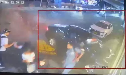 Karnataka : महंगी कार डिवाइडर से कूदकर लोगों पर गिरी Karnataka : महंगी कार डिवाइडर से कूदकर लोगों पर गिरी