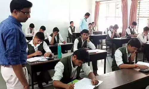 सेकंड PUC प्रिपरेटरी एग्जाम का क्वेश्चन पेपर लीक: स्टूडेंट्स, पेरेंट्स और टीचर्स में चिंता सेकंड PUC प्रिपरेटरी एग्जाम का क्वेश्चन पेपर लीक: स्टूडेंट्स, पेरेंट्स और टीचर्स में चिंता