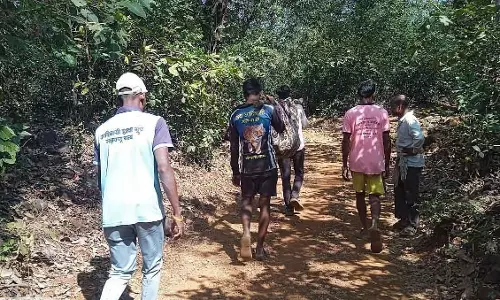 Nashik : इगतपुरी गांव में सड़क न होने की वजह से स्ट्रेचर पर ले जाते समय बुजुर्ग की मौत Nashik : इगतपुरी गांव में सड़क न होने की वजह से स्ट्रेचर पर ले जाते समय बुजुर्ग की मौत
