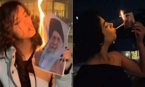 ईरानी महिलाएं Khamenei की जलती हुई तस्वीरों से सिगरेट जला रही ईरानी महिलाएं Khamenei की जलती हुई तस्वीरों से सिगरेट जला रही
