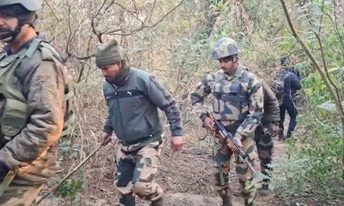 Samba में पाकिस्तानी ड्रोन से हथियार की खेप पकड़ी गई Samba में पाकिस्तानी ड्रोन से हथियार की खेप पकड़ी गई