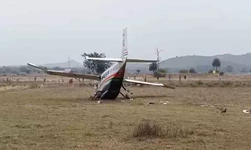 Odisha में राउरकेला हवाई पट्टी के पास नौ यात्रियों को ले जा रहा विमान दुर्घटनाग्रस्त Odisha में राउरकेला हवाई पट्टी के पास नौ यात्रियों को ले जा रहा विमान दुर्घटनाग्रस्त