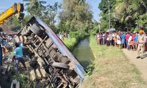 Vadavanur में बस नहर में गिरने से 11 लोग घायल Vadavanur में बस नहर में गिरने से 11 लोग घायल