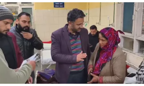 Himachal Pradesh: सिरमौर बस दुर्घटना में घायल हुए लोगों की सहायता के लिए सोलन प्रशासन आगे आया Himachal Pradesh: सिरमौर बस दुर्घटना में घायल हुए लोगों की सहायता के लिए सोलन प्रशासन आगे आया