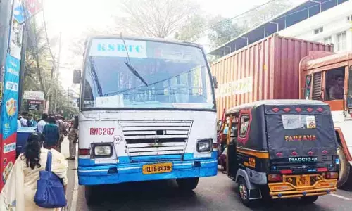 KSRTC स्कूटर की टक्कर से महिला के पैर में गंभीर चोट आई KSRTC स्कूटर की टक्कर से महिला के पैर में गंभीर चोट आई